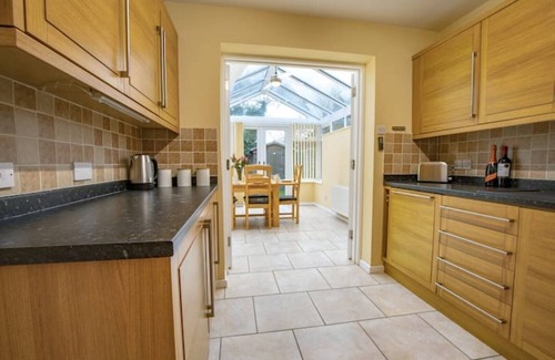 Shrewsbury House | 3 Bedroomed Family Home, 15 Minutes Walk to Town