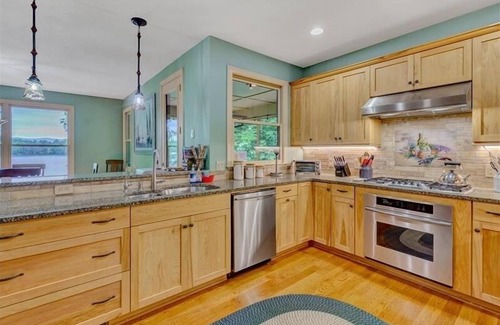 Moneta House | 3 Bedrooms, 1 Flex Room, 3 Bathrooms! Walk-in Water! Wifi! Ping Pong! Come Visit "Best Kept Secret