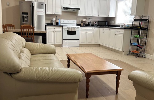 Fleetwood House | 3 bedrooms and 2 full bathrooms - next to Golf Course, park, Tennis Court