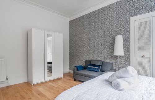 Liberton Apartment | 3 bedrooms bungalow, sleeps 6, free parking with garden