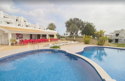 Alpouvar Apartment | 3 BEDROOMs Ground floor POOLSIDE Free WIFI/Hundreds TV channels CLUBE ALBUFEIRA