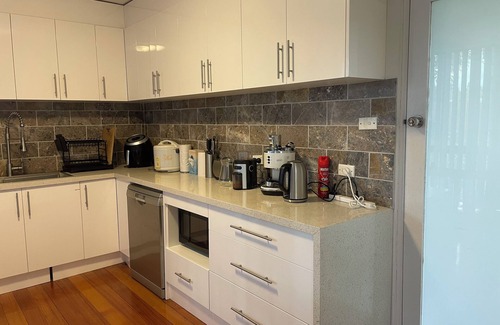 Laverton House | 3 bedrooms Home in Laverton 19 Minutes to Melbourne CBD Center