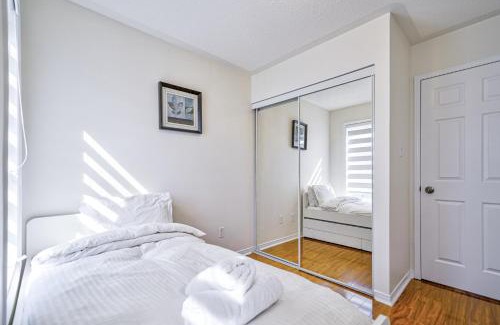 Churchill Meadows House | 3 Bedrooms Townhouse Near Square One, Ridgeway Plaza & Toronto Airport with 2 Parkings