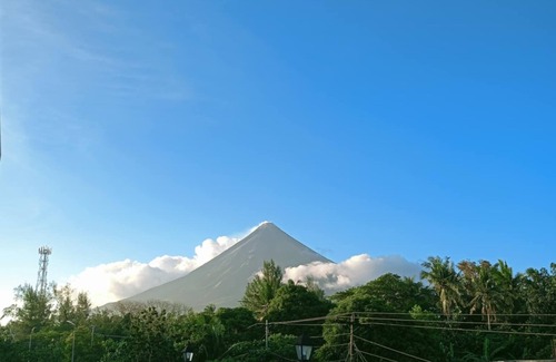 Legazpi House | 3 bedrooms with Amazing views of Mayon Volcano. 3rd floor w/access to rooftop