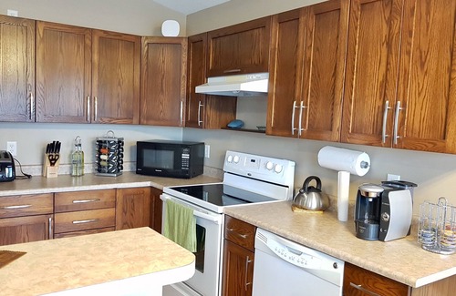 Grande Prairie House | 3 beds Private Cozy Patio + 4 mins Drive to restaurants, Starbucks