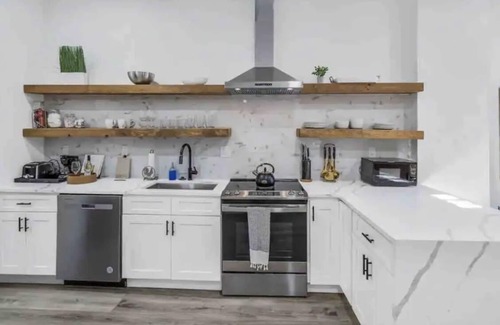 Downtown Baltimore Apartment | 3 beds,Yard,Free Parking&Wine.Close to Everything!