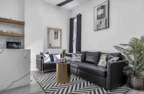 Downtown Baltimore Apartment | 3 beds,Yard,Free Parking&Wine.Close to Everything!