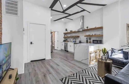 Downtown Baltimore Apartment | 3 beds,Yard,Free Parking&Wine.Close to Everything!