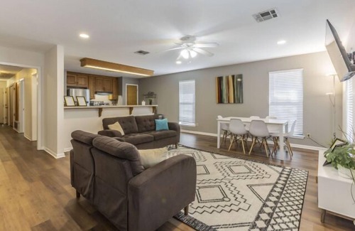 University Apartment | 3 Br 3 Ba Urban Getaway Great Weekly & Monthly Rates