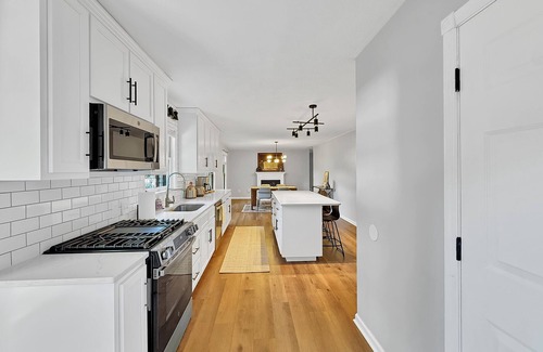 Murray House | 3-BR 8 Guests Modern Ranch on 1/2 acre