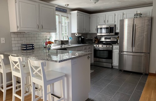 East Dennis House | 3 BR Cape-short drive to Mayflower & other bay beaches-A/C, Wi-Fi, Linens Incl.
