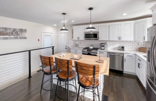 Tiverton House | 3 BR Ranch overlooking the Rivernn