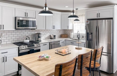 Tiverton House | 3 BR Ranch overlooking the Rivernn