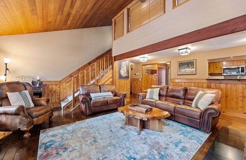 Sunriver House | 3 Br~Sleeps 8~Hot Tub~Foosball~Wood Stove~Bikes