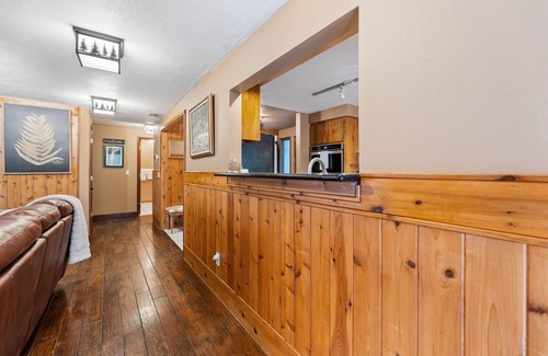 Sunriver House | 3 Br~Sleeps 8~Hot Tub~Foosball~Wood Stove~Bikes