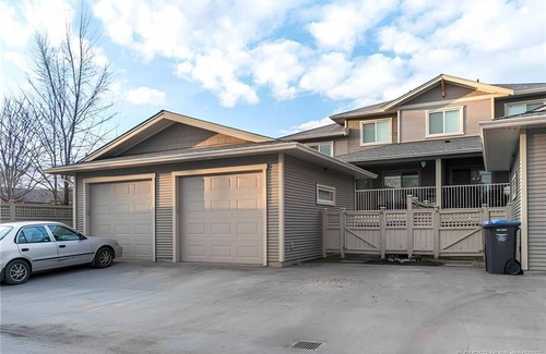 North End House | 3 Br Townhouse Downtown Kelowna