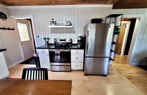 Traverse City Cabin | 3 Cottage Exclusive Retreat|Hot Tubs|Walk to Beach