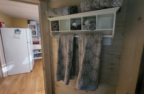 Barton Cottage | 3 cottages near lake.