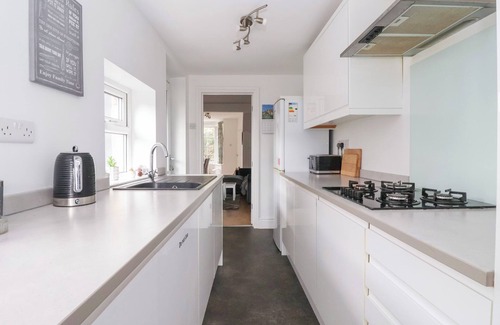 Harrogate Cottage | 3 GLENDOWNE TERRACE, pet friendly, with hot tub in Harrogate
