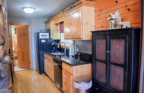 Black Bear Falls Cabin | 3 K Suites, Best Views, 2.5 m fr downtown! Sept 6-12 now open! 225 NT!+20% OFF!