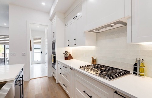 Glenbrook House | 3 King Beds, HotTub, Double Car Garage, 2 Full Kitchens