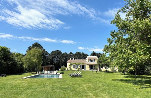Le Thor Villa | 3 km from Isle sur la Sorgue, riverside villa with heated pool