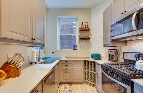 Lawrenceville House | 3 Mi to Dtwn: Charming Row House in Pittsburgh