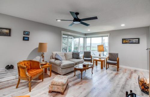 Gardiner House | 3 Mi to Reedsport Home with Umpqua River Views