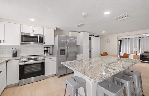 Ozona House | 3 miles to Honeymoon Island~ Firepit & Pool