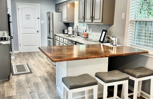 Southwood Valley House | ~ 3 miles to Kyle Field/TAMU ~ 8 min to Santa’s Wonderland ~
