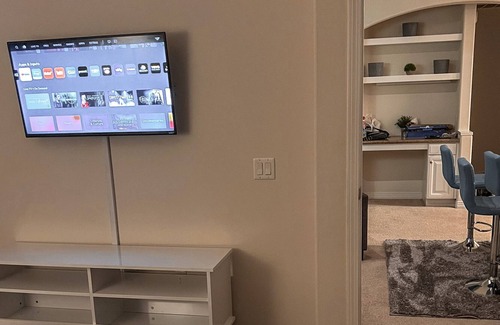 Orange Condo | 3 MIN TO DISNEYLAND/ LUXURY APT/ANGEL STADIUM/2BED