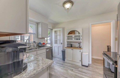 Speedway House | 3 min walk to IMS First Turn! King Bed - Full Kitchen - Peaceful front porch!