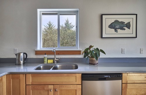 Rockaway Beach House | 3 minute walk to Beach! Dog and Family Friendly, Bright & Modern House