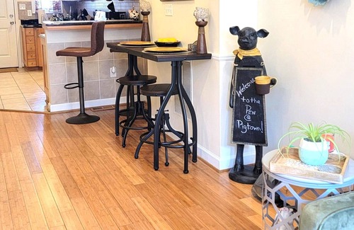 Downtown Baltimore House | 3 minutes to Orioles & Ravens stadiums and 10 minutes from the Baltimore Harbor.