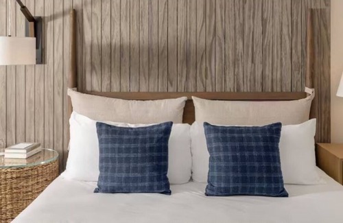 Goat Island Hotel | 3 Picturesque Harbor View Room | Short Stroll from Historic Downtown