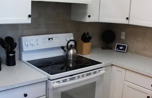 Lethbridge House | 3 Queen Bedroom Townhome, Fireplace, Wifi, Walking Trails and Greenspace nearby