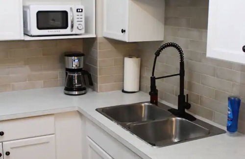Lethbridge House | 3 Queen Bedroom Townhome, Fireplace, Wifi, Walking Trails and Greenspace nearby