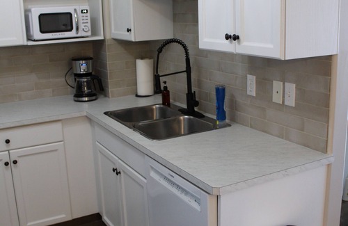 Lethbridge House | 3 Queen Bedroom Townhome, Fireplace, Wifi, Walking Trails and Greenspace nearby