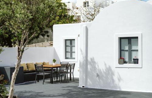Imerovigli House | 3-Room, 3-Bath Villa with Massive Pool, Central Location, Seconds from Cliff!