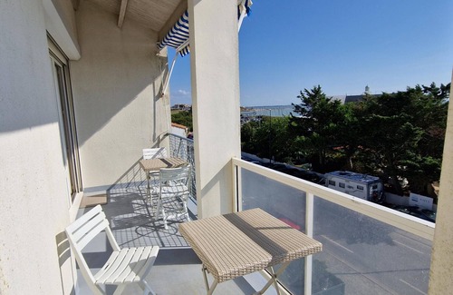 Port District Apartment | 3-room duplex near the beach with parking - sleeps 4