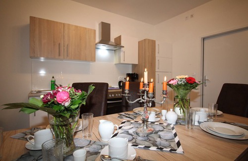 Tempelhof-Schoeneberg Apartment | 3 rooms, up to 9 persons, luxurious furnishings, "orchid"