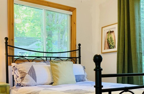 Dongola Cottage | 3 Season Cottage - Shadow Lake, Coboconk - Perfect for Family, Adults & Kids