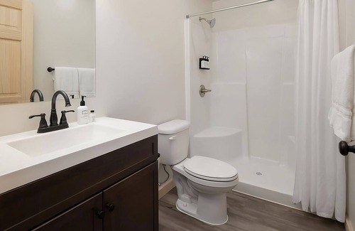 Boardman Hotel | 3 Spacious Rooms w/King and Queen Beds, Fantastic Views of Columbia River