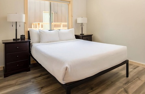 Boardman Hotel | 3 Spacious Rooms w/King and Queen Beds, Fantastic Views of Columbia River