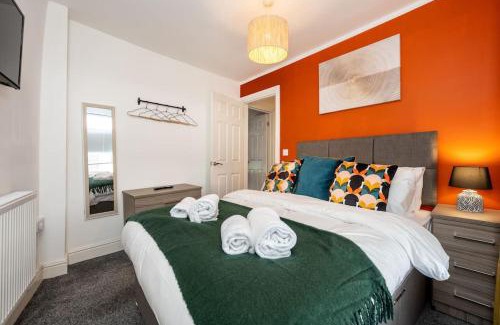 Cwmbrwla Apartment | 3 Storey House, 2 Bathrooms, Smart Tv's all rooms!