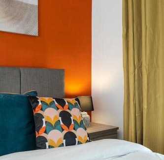 Cwmbrwla Apartment | 3 Storey House, 2 Bathrooms, Smart Tv's all rooms!