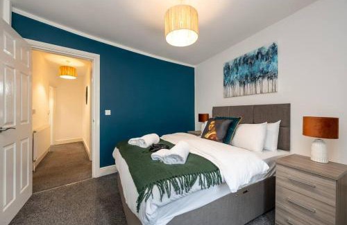 Cwmbrwla Apartment | 3 Storey House, 2 Bathrooms, Smart Tv's all rooms!