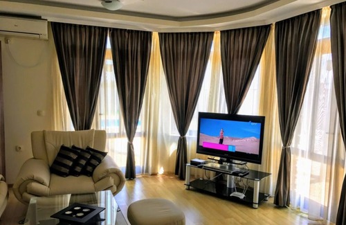 Topola House | 3-storey villa with swimming pool and veranda on the coast
