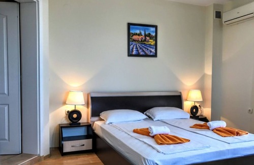 Topola House | 3-storey villa with swimming pool and veranda on the coast