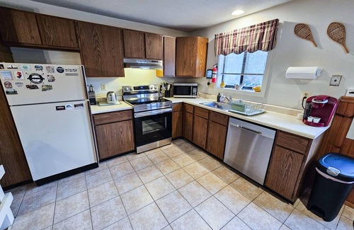 West Dover Condo | 3 Story Condo Just Minutes from Mount Snow & Lake Whitingham